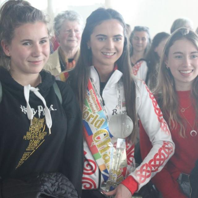 C.J.C Irlande 2019 047 Championne du Monde Danse Gaélique entourée par Lisa et Romane